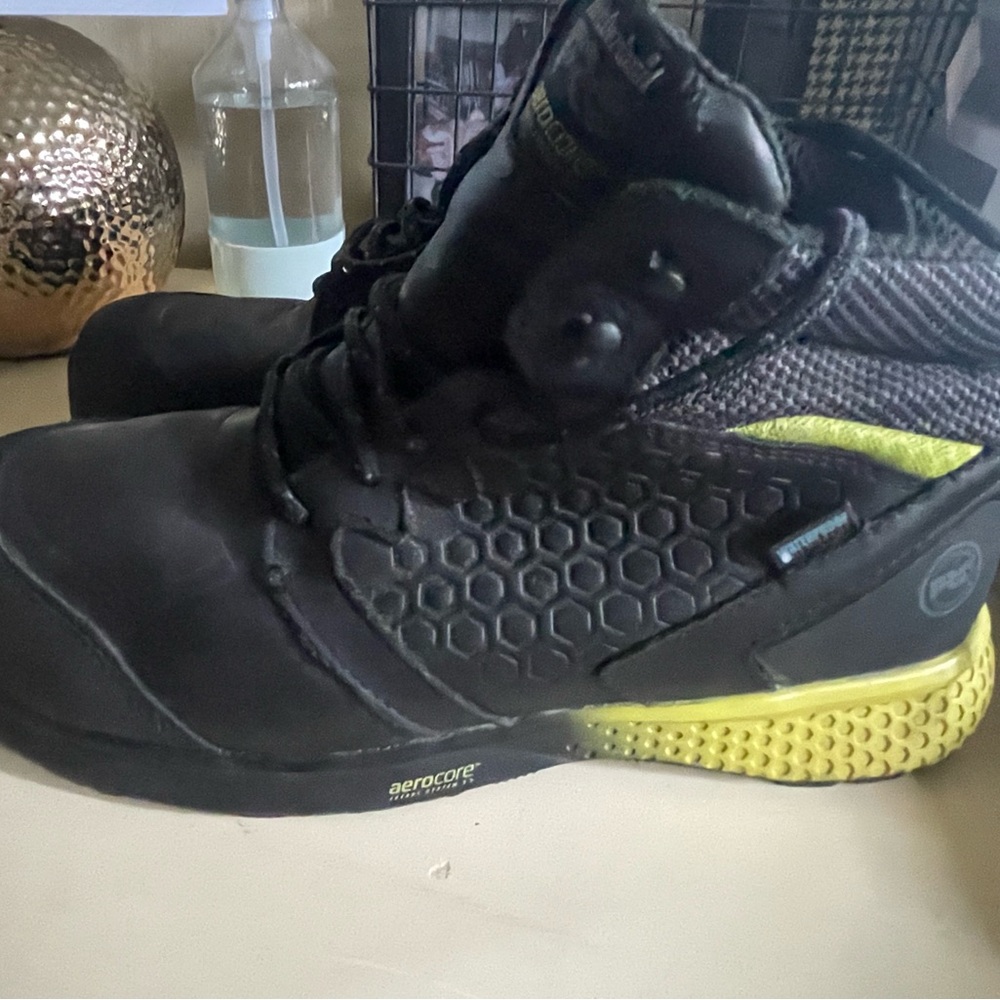 Timberland hard shell composite toe. Size 10 men’s.Great condition.  Aero core.